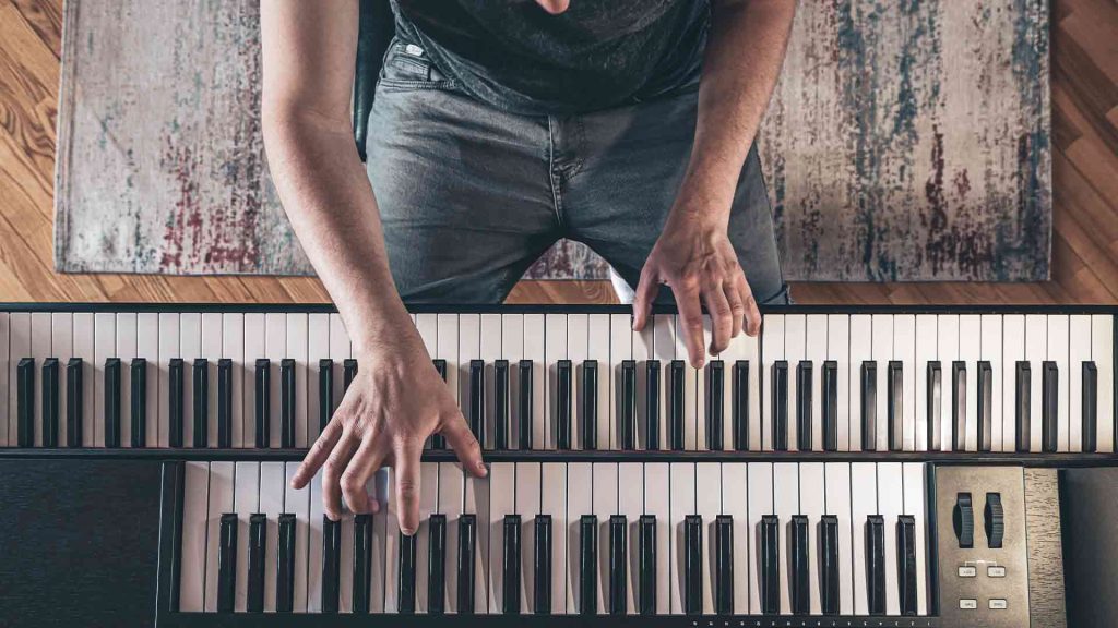 Hombre-tocando-el-piano