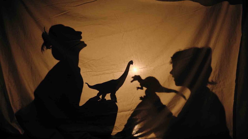 Madre-e-hija-jugando-con-dinosaurios-de-juguete