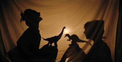 Madre-e-hija-jugando-con-dinosaurios-de-juguete