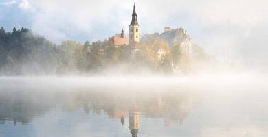 Eslovenia-una-nublada-mañana-en-el-lago-bled