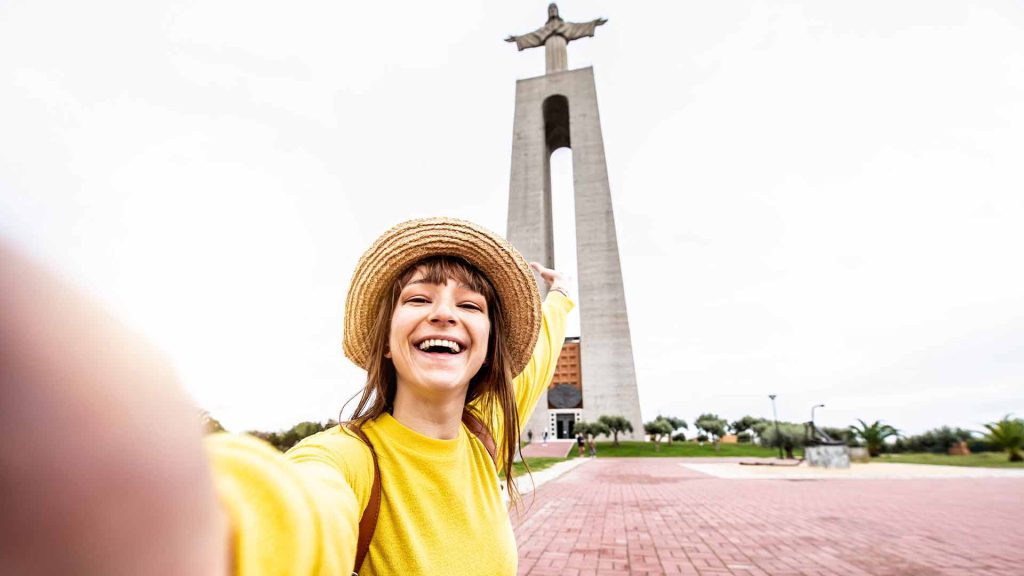 viajera haciéndose un selfie en Portugal